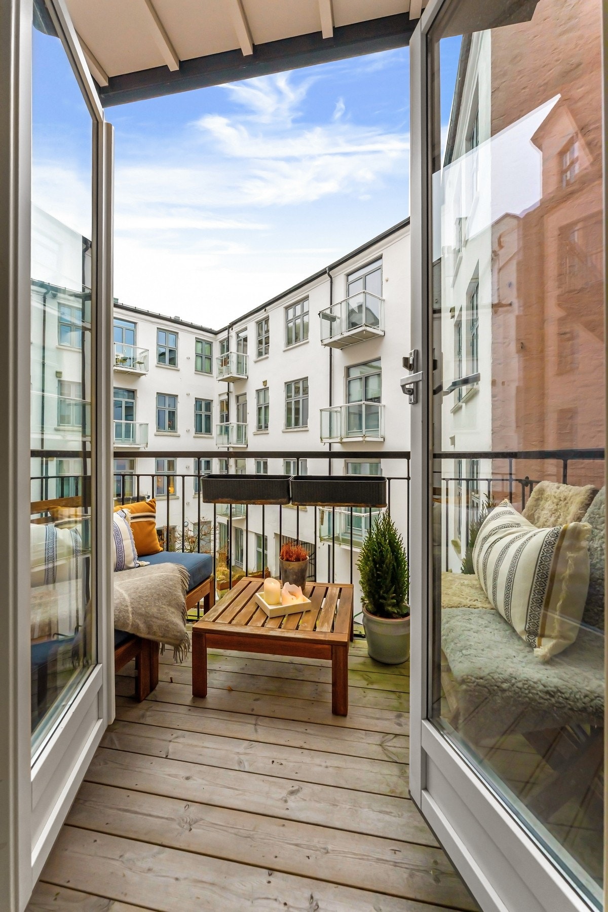 Herfra er det utgang til en svært hyggelig balkong på 3 kvm. Galleribilde