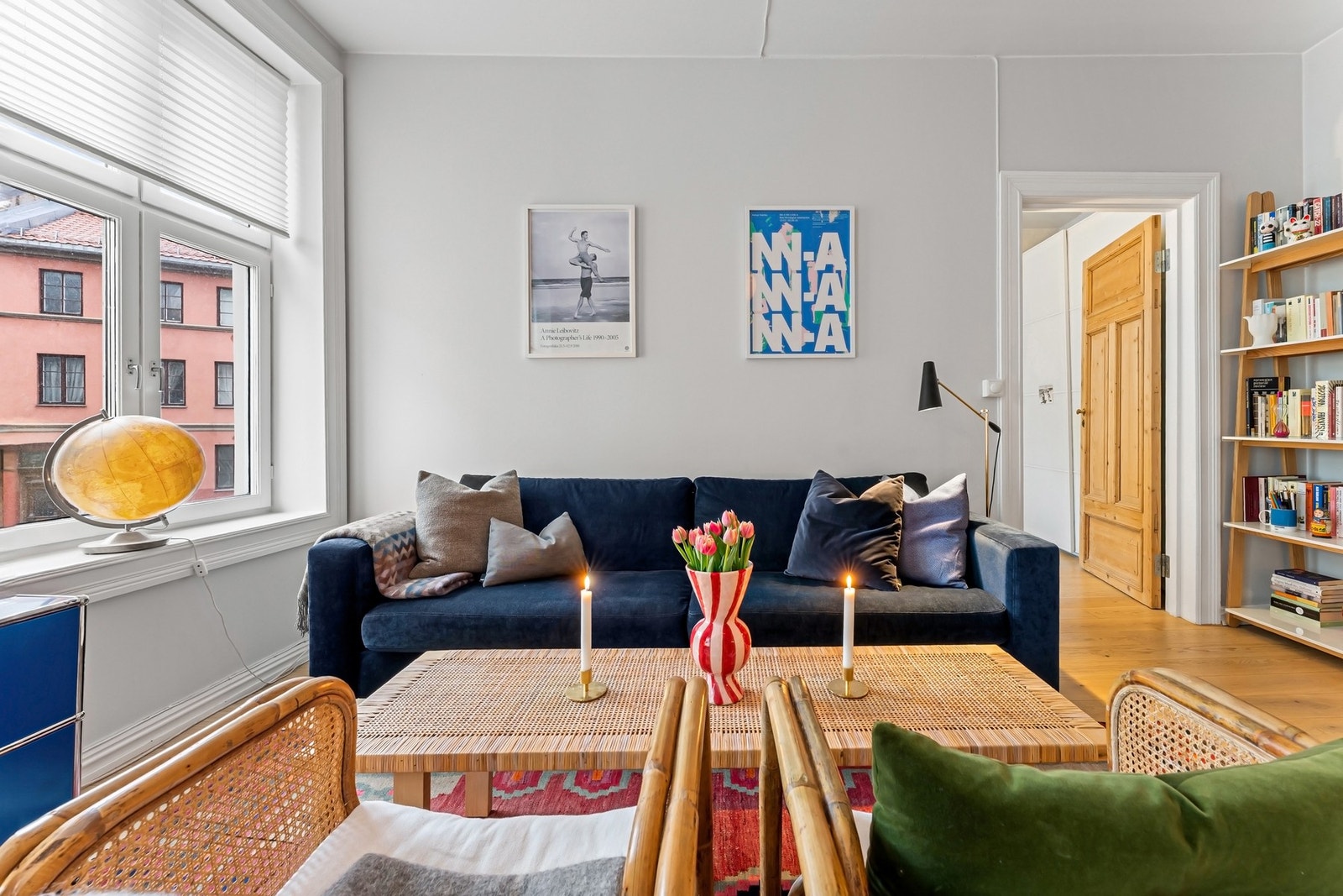 Det er god plass til en større sofagruppe og tilhørende møblement. Galleribilde