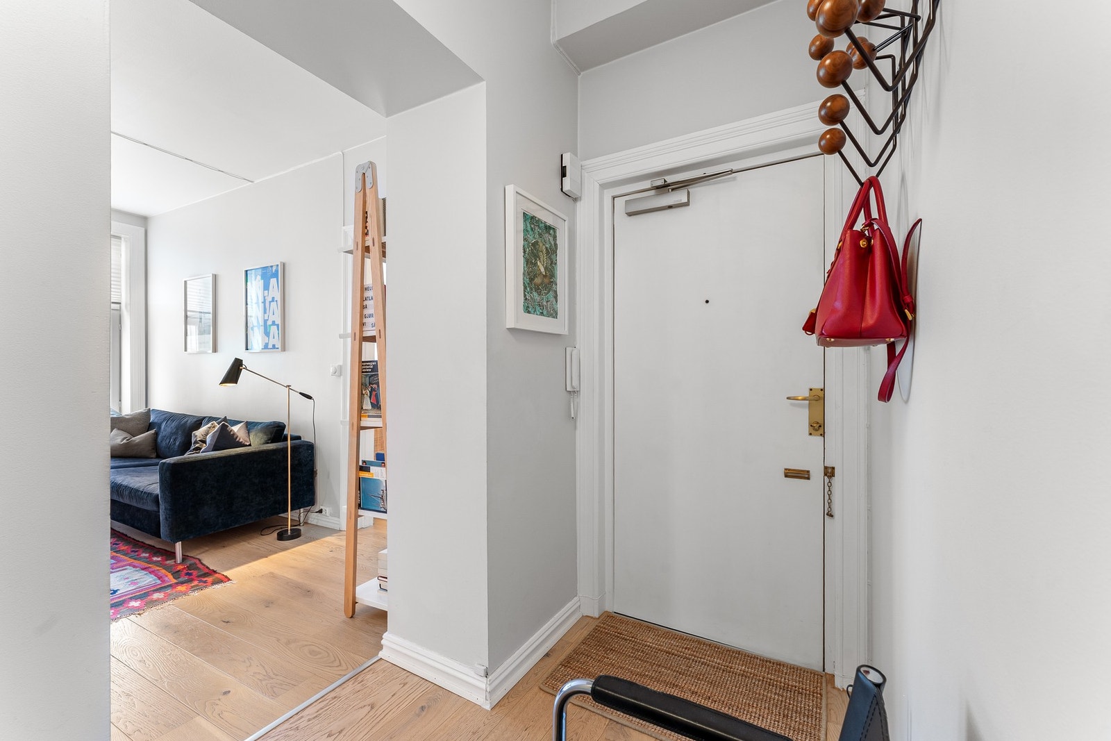 Velkommen inn! Lys og innbydende entré med god plass til yttertøy og oppbevaring. Galleribilde