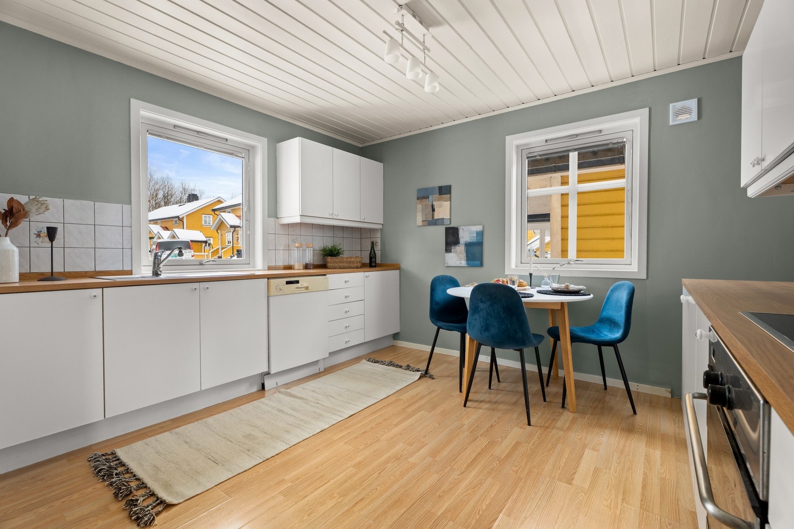 Her er det også plass til kjøkkenbord. Galleribilde