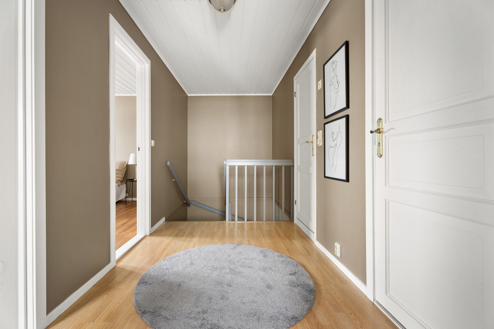 I 2. etasje er det slette, malte flater i moderne farger. Galleribilde