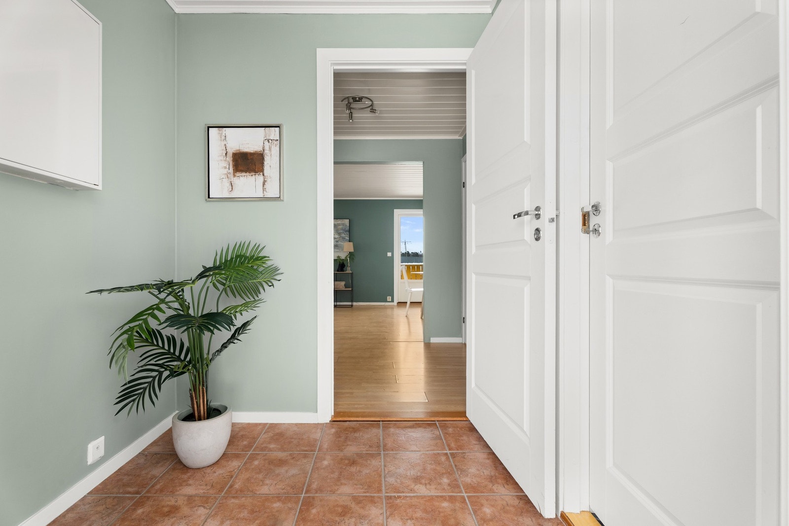 Lys entré med adgang til alle rom i 1. etasje. Galleribilde