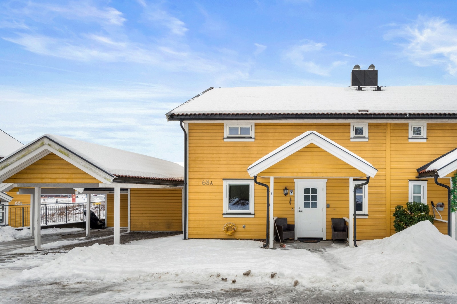 Inngangsparti med takoverbygg som kan brukes til en liten uteplass. Galleribilde