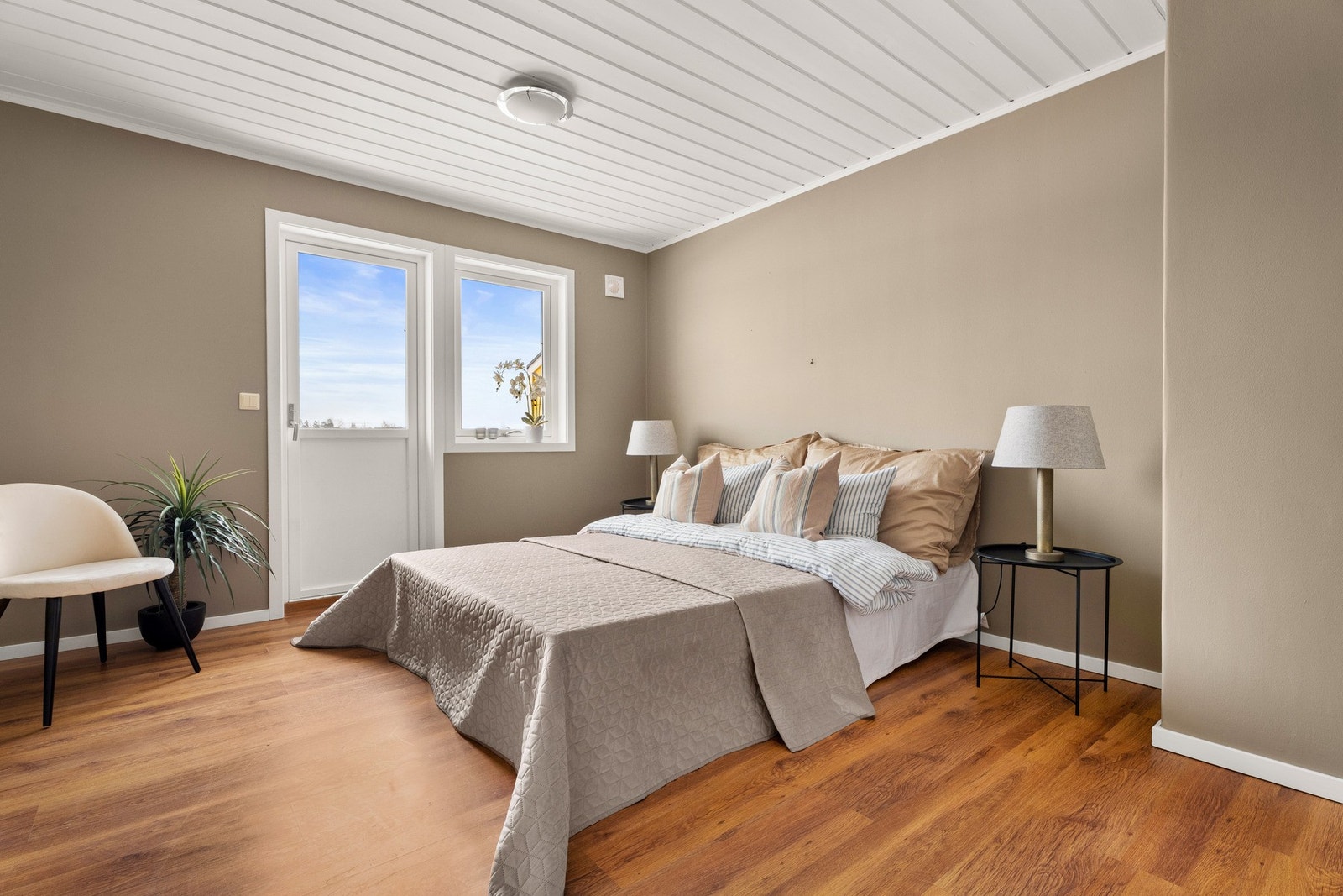 Romslig og lyst hovedsoverom i nøytrale farger Galleribilde