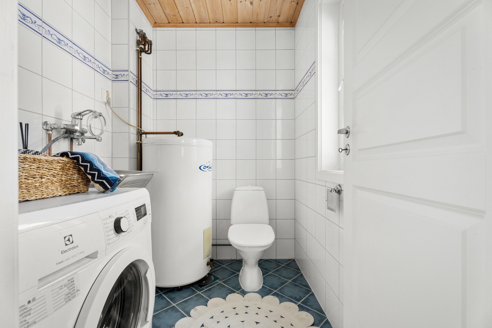 Praktisk vaskerom med toalett. Galleribilde