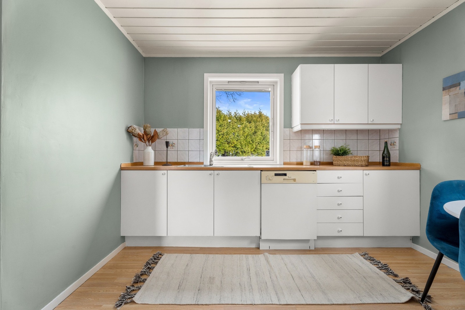 Kjøkken med laminat benkeplate og innredning med slette fronter. Galleribilde