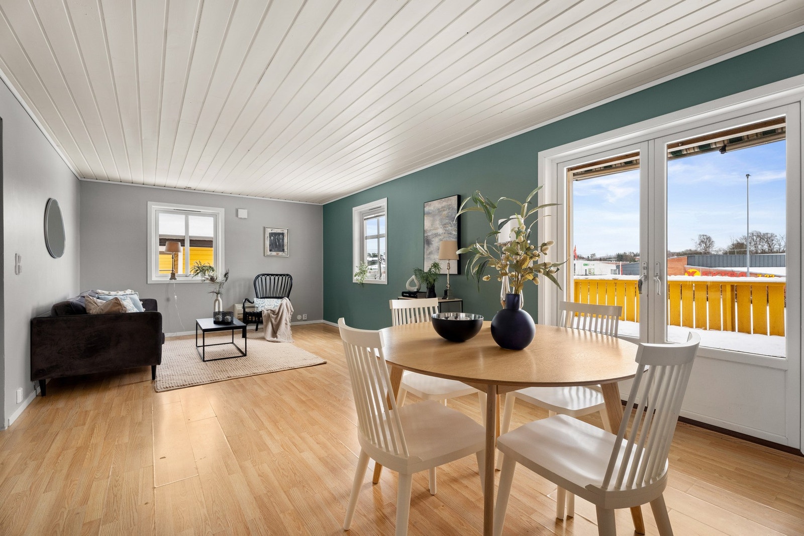 Boligen er over to plan i moderne farger. Galleribilde