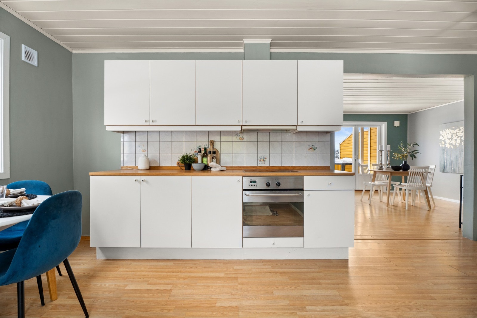 God og romslig plass til matlaging med skap- og benkplass på hver side. Galleribilde