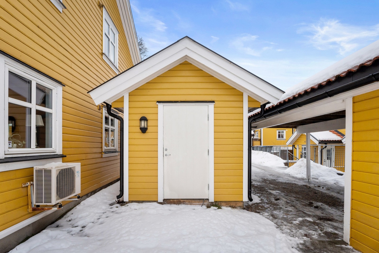 Praktisk sportsbod på utsiden av boligen. Galleribilde