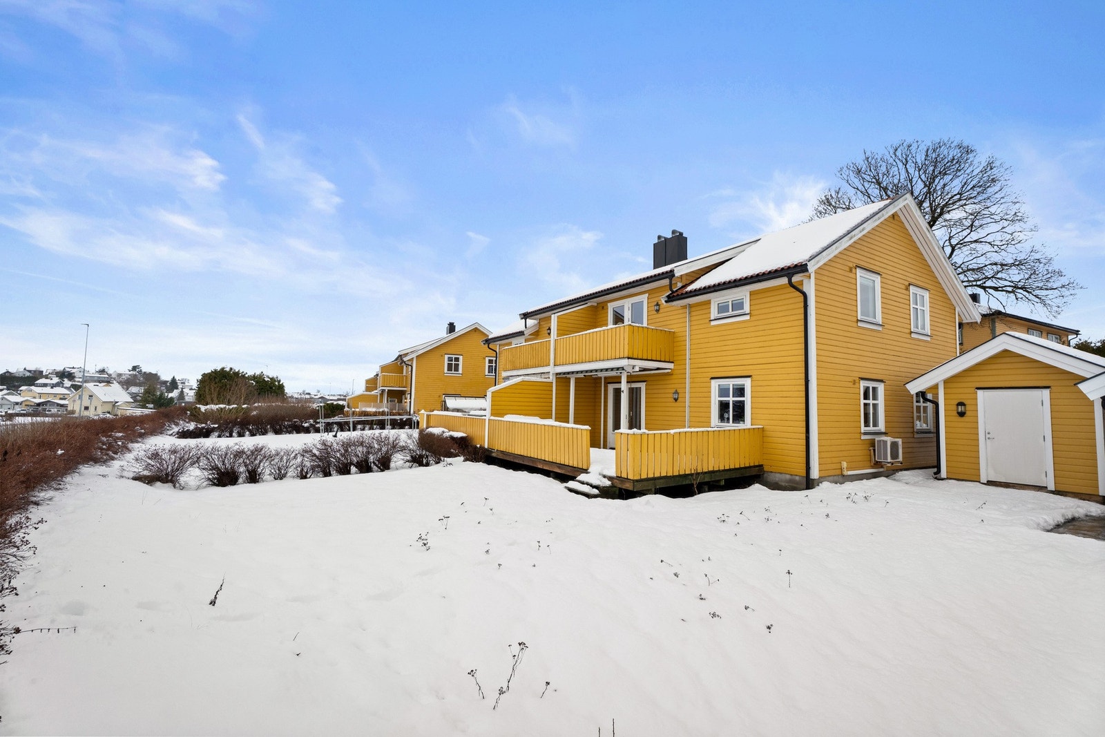 Flott uteplass på felles tomt. Galleribilde