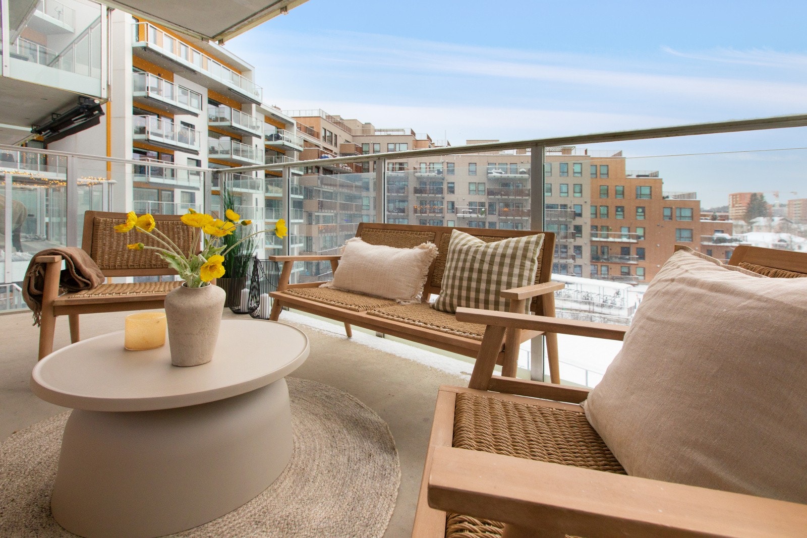 Fra stuen er det utgang til en herlig balkong på 9 kvm - Her er det plass til diverse utemøblement. Galleribilde