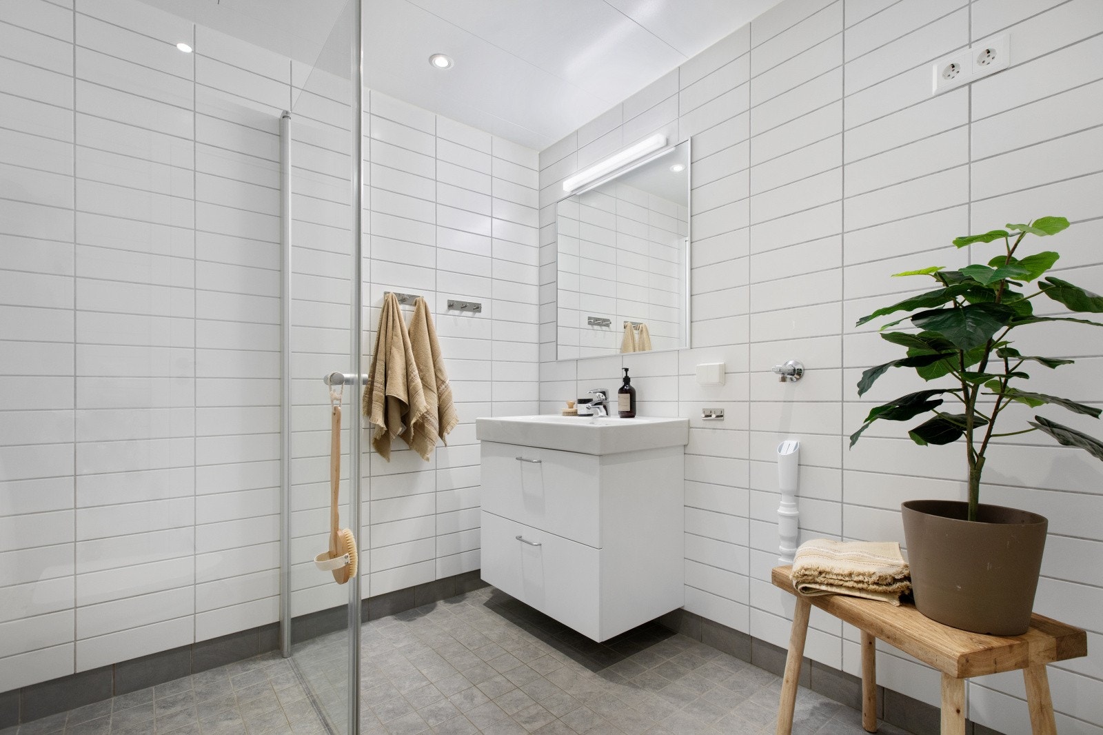 Badet fremstår som tidløst og har gode oppbevaringsmuligheter i baderomsinnredning. Galleribilde