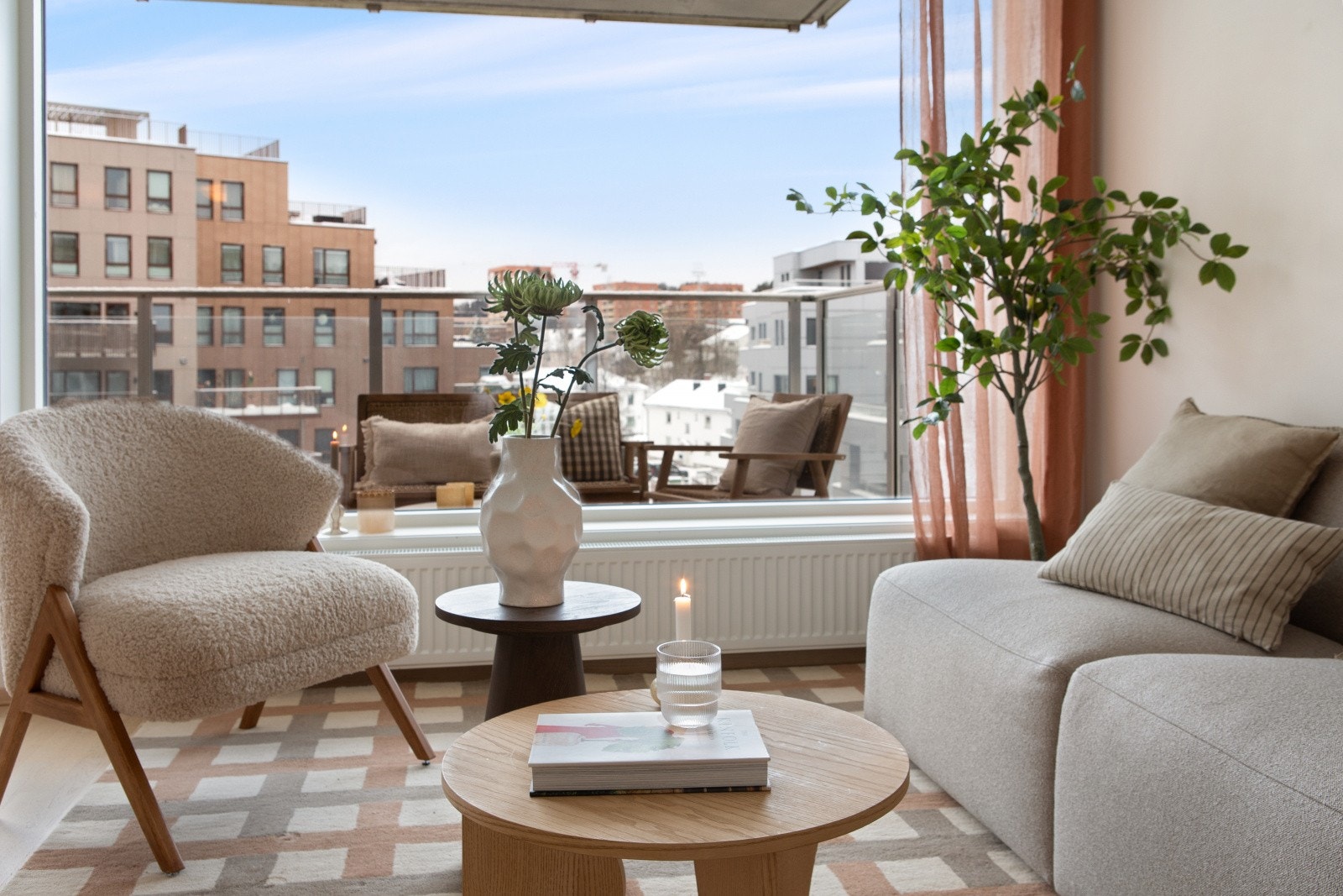 Leiligheten har rikelig med dagslys via store vindusflater. Galleribilde