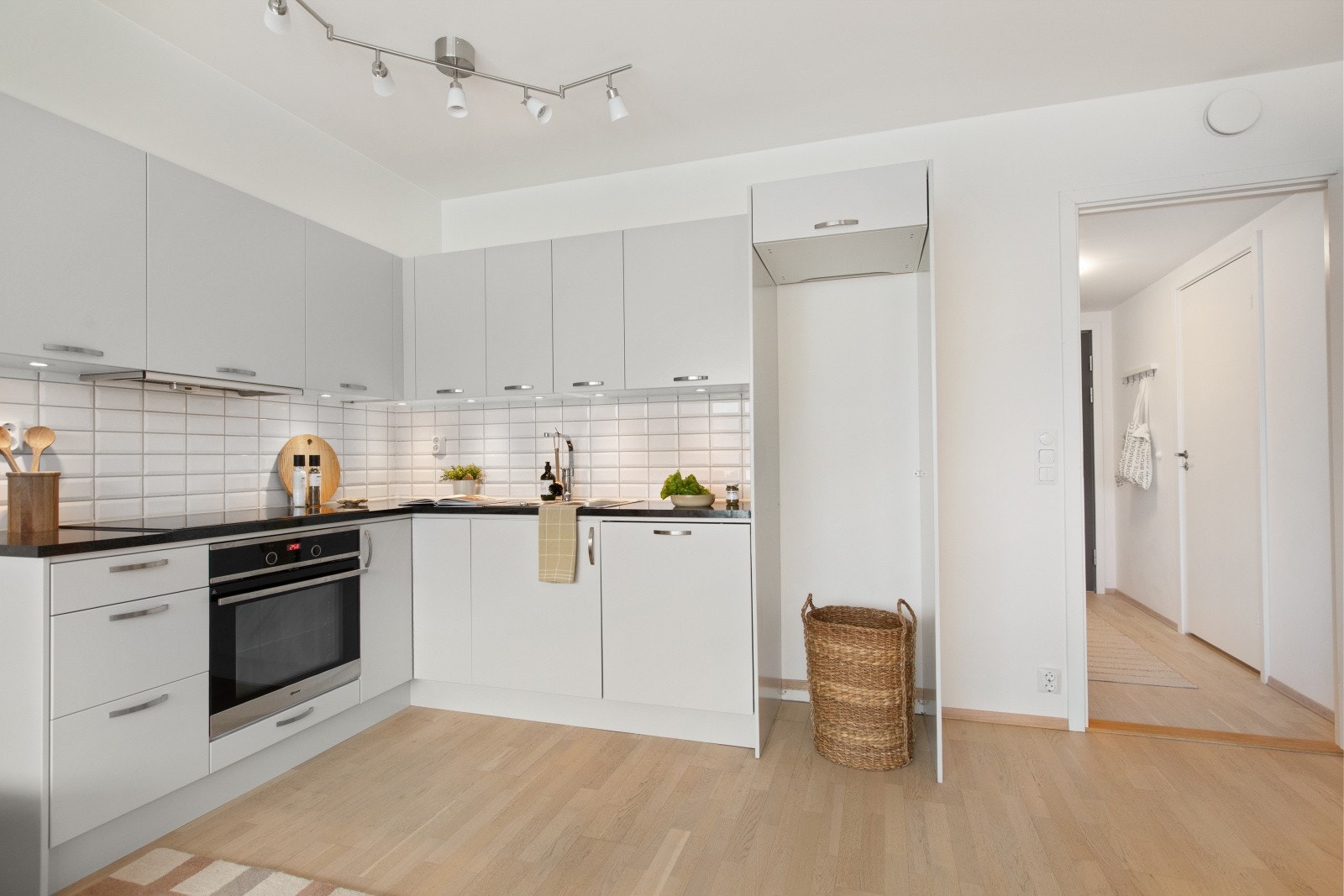 Kjøkkeninnredningen fra Drømmekjøkkenet har glatte fronter og benkeplate av laminat. Galleribilde