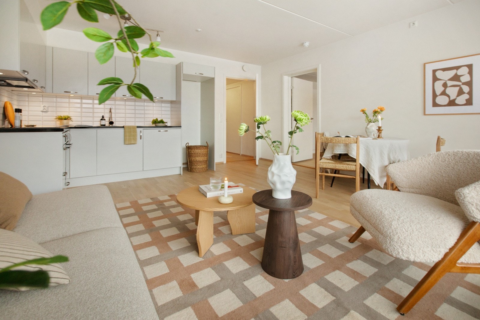 Leiligheten har en fin planløsning med stue og kjøkken i en åpen og praktisk løsning. Galleribilde