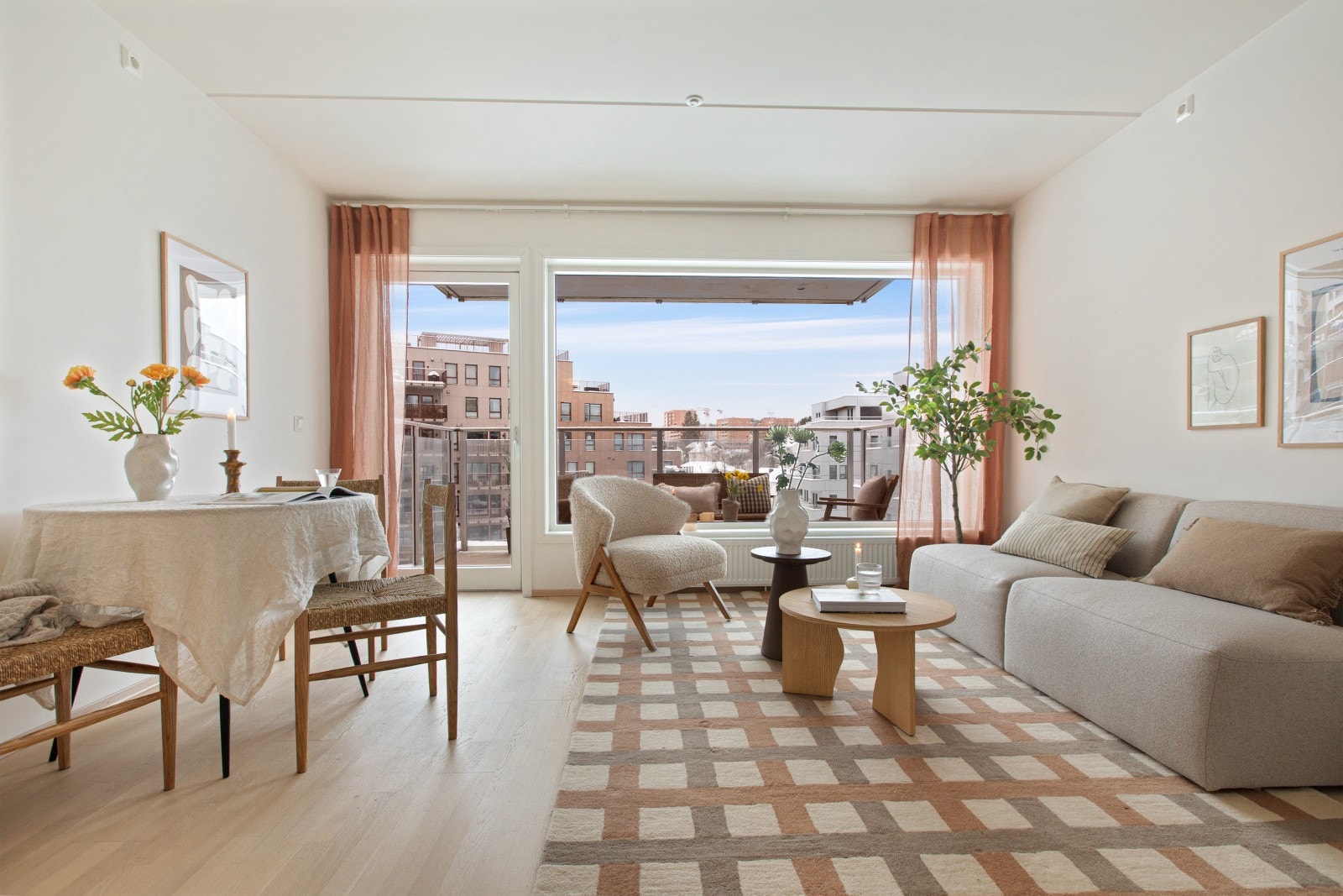 Leiligheten har en lys og romslig stue med god plass til sofagruppe, TV-møblement og spisebord. Galleribilde