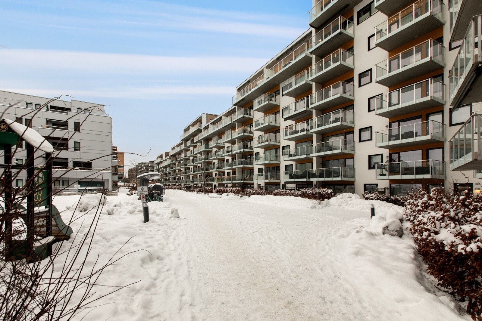 Leiligheten har en god intern beliggenhet i byggets 4. etasje og har utsikt over fellesområdene. Galleribilde