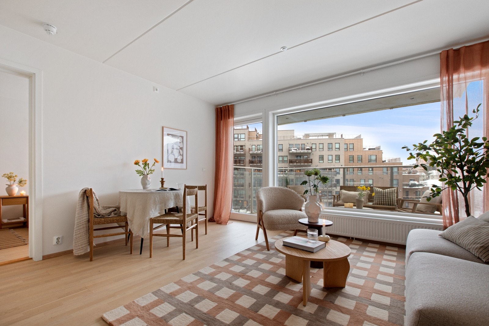 På gulvet er det lagt pen parkett og veggene er holdt i lyse farger, noe som går igjen i hele leiligheten. Galleribilde