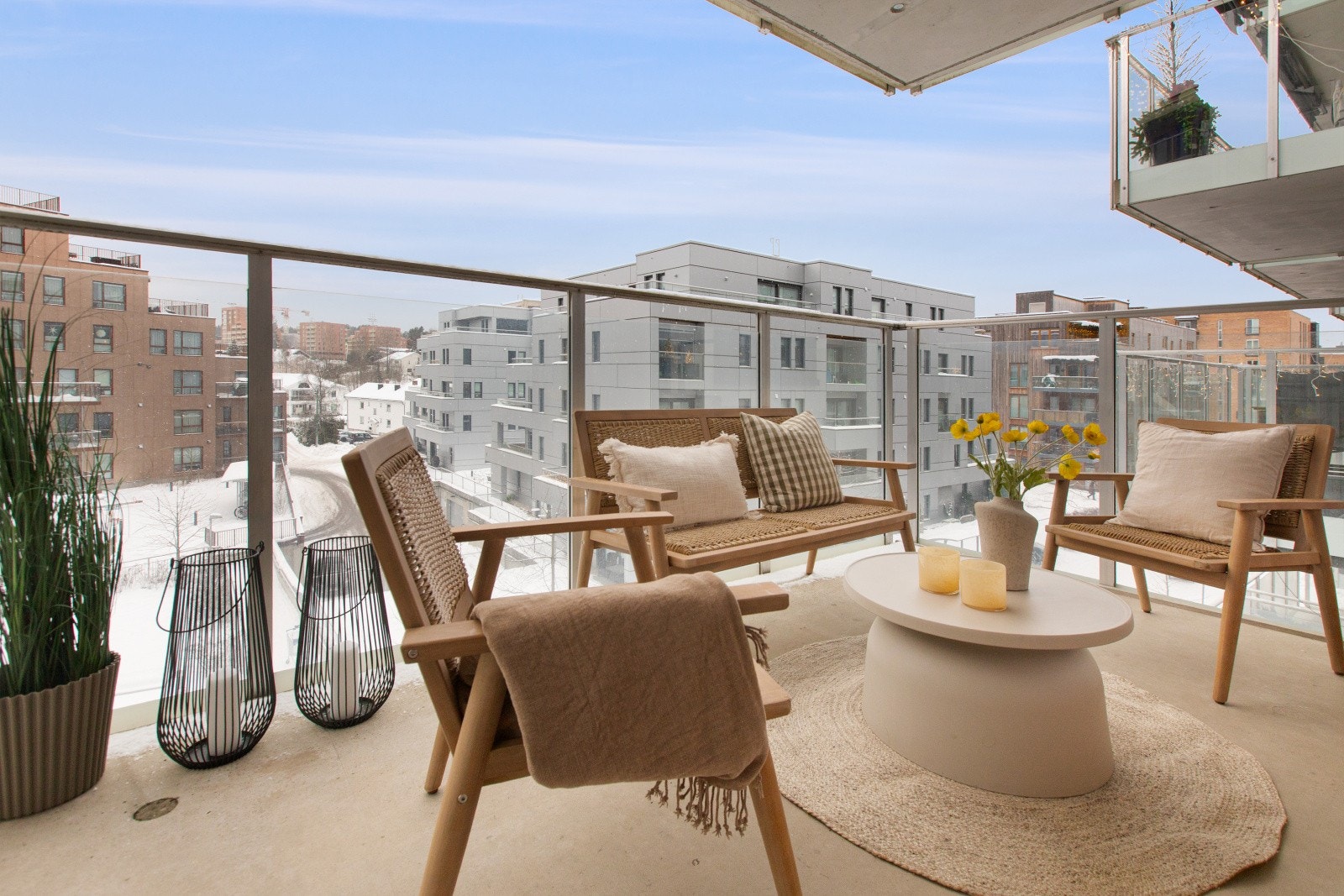 Fra balkongen er det hyggelig utsyn over fellesområdene. Galleribilde