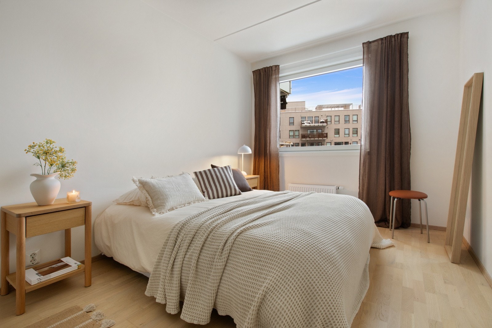 Fra stuen er det adkomst til boligens soverom som er av en generøs størrelse. Galleribilde