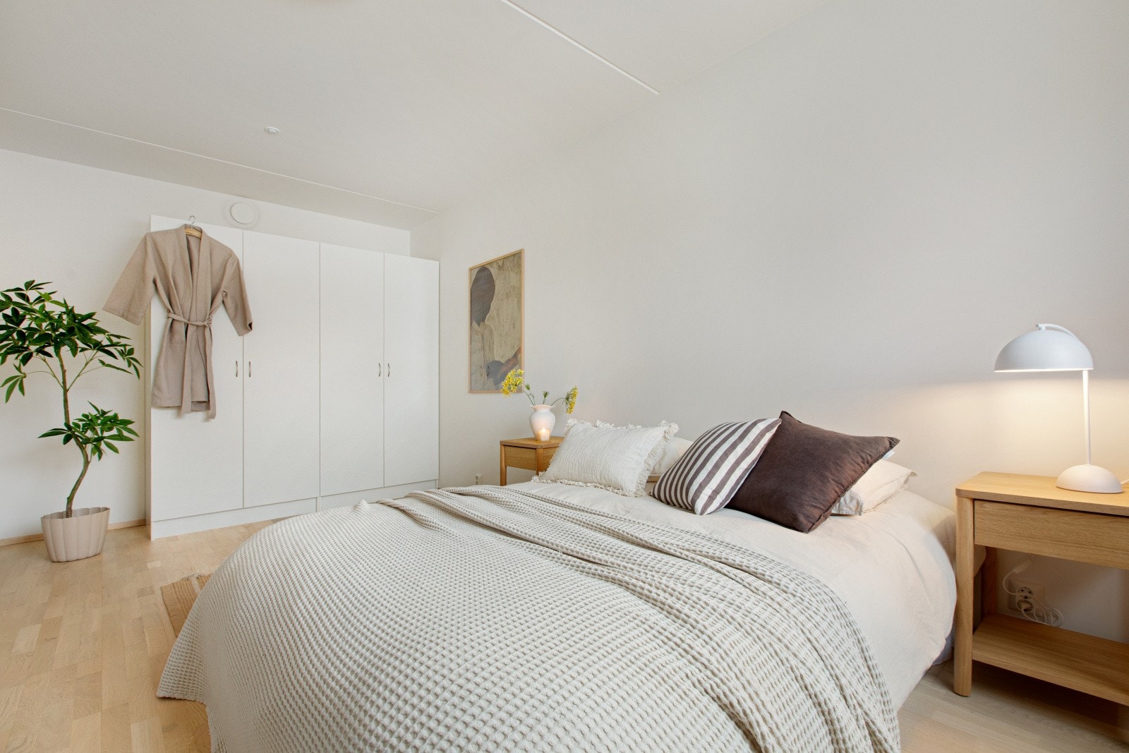 Soverommet har doble garderobeskap som gir gode oppbevaringsmuligheter og det er ellers plass til kontorpult hvis ønskelig. Galleribilde