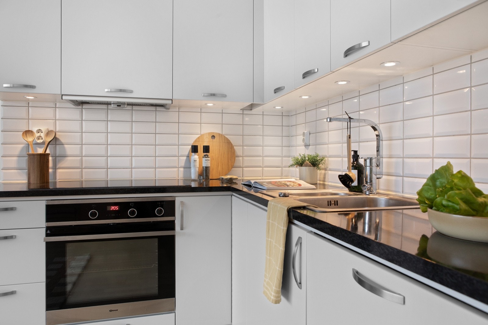 Kjøkkenet har integrerte hvitevarer som koketopp, stekeovn og oppvaskmaskin. Galleribilde