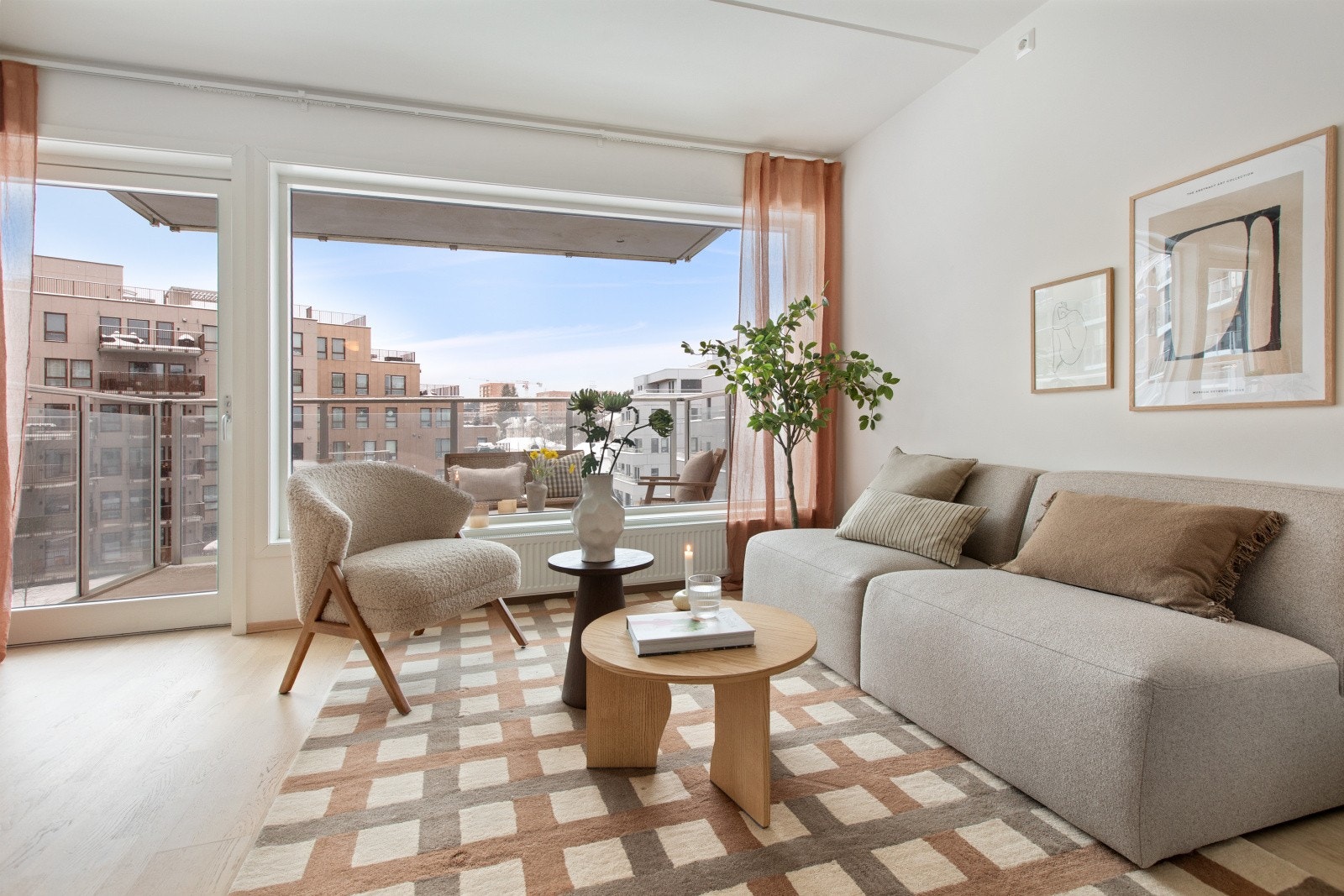 Fra stuen er det utgang til en solrik balkong. Galleribilde