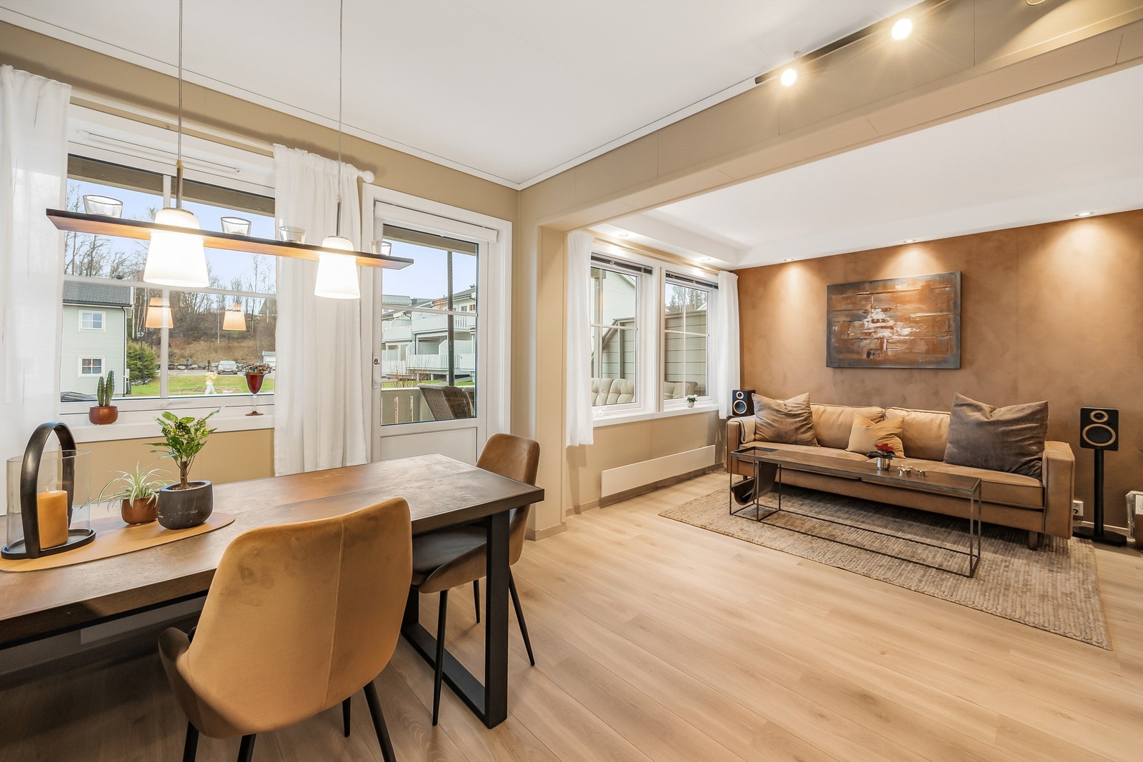 De store vindusflatene slipper inn rikelig med naturlig lys. Galleribilde