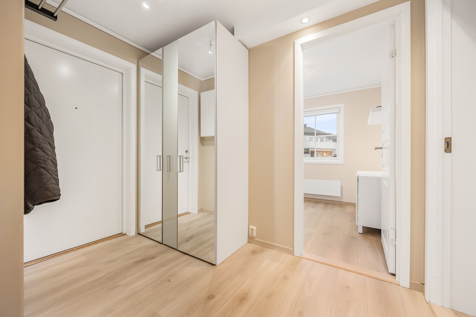 Her er det god plass til oppbevaring med garderobeskap. Galleribilde