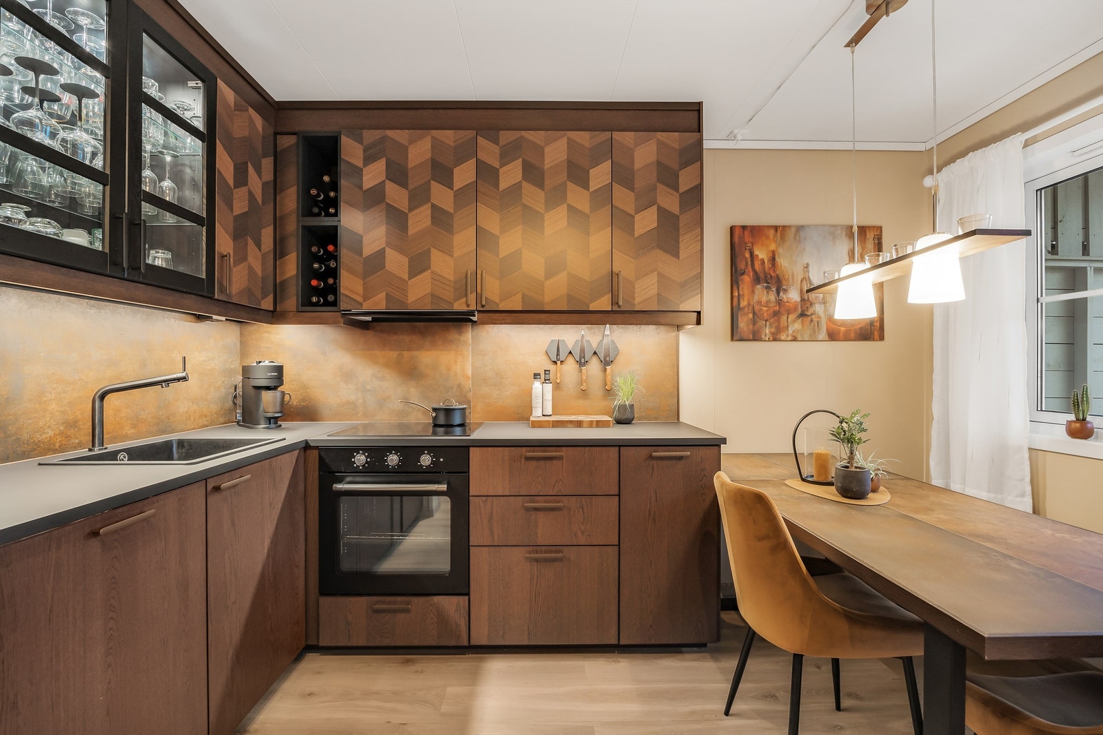 Kjøkkenet er utstyrt med integrert komfyr med nedfelt induksjonstopp, mekanisk kjøkkenventilator, integrert oppvaskmaskin samt integrert kjøleskap med frysedel. Galleribilde