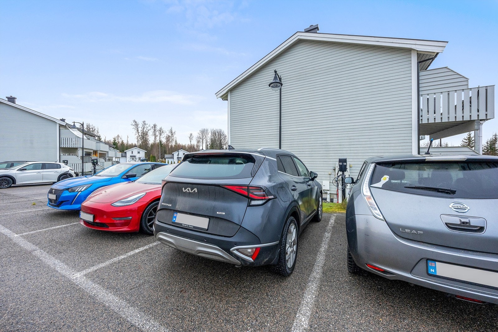 Leiligheten disponerer i dag en nummerert parkeringsplass med e-bil lader. Galleribilde