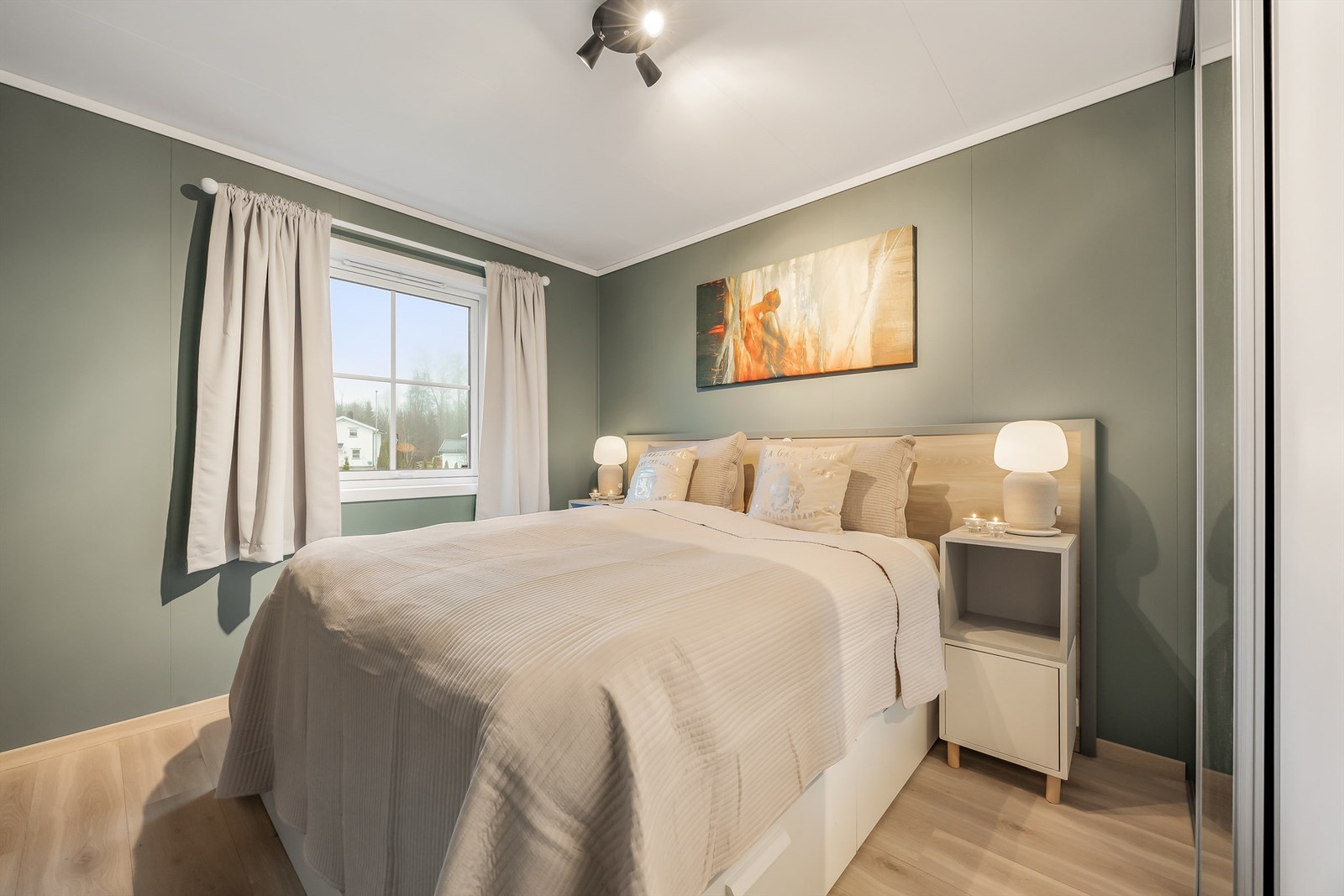 Leiligheten har to soverom, begge av god størrelse. Hovedsoverommet har garderobeskap med skyvedører. Galleribilde