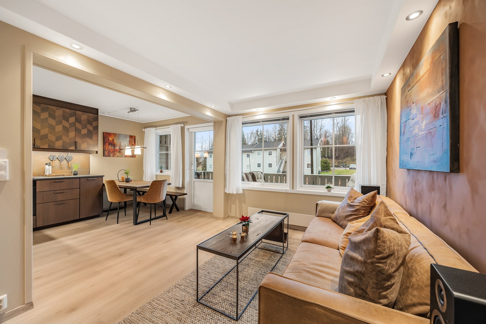 Stuen har rikelig med plass til både en koselig sofagruppe og et stort spisebord. Galleribilde