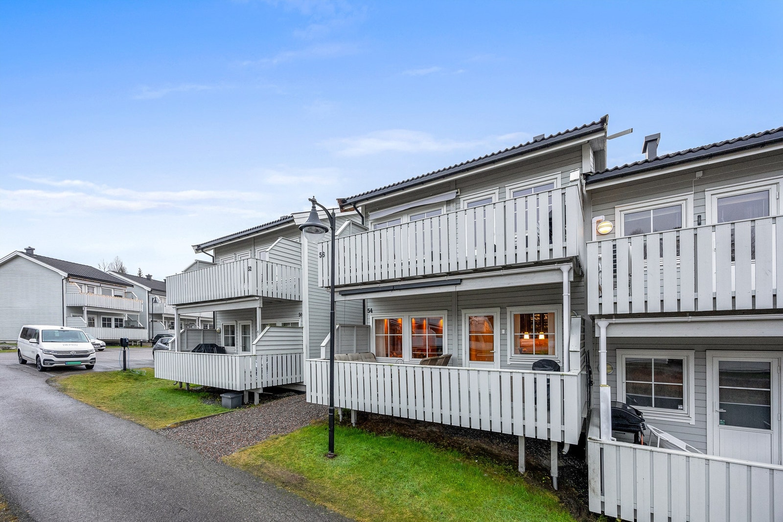 Boligen ligger i et attraktivt og familievennlig område på Lindeberg på Frogner, kjent for et rolig og etablert bomiljø med nærhet til natur og gode friluftsmuligheter. Galleribilde