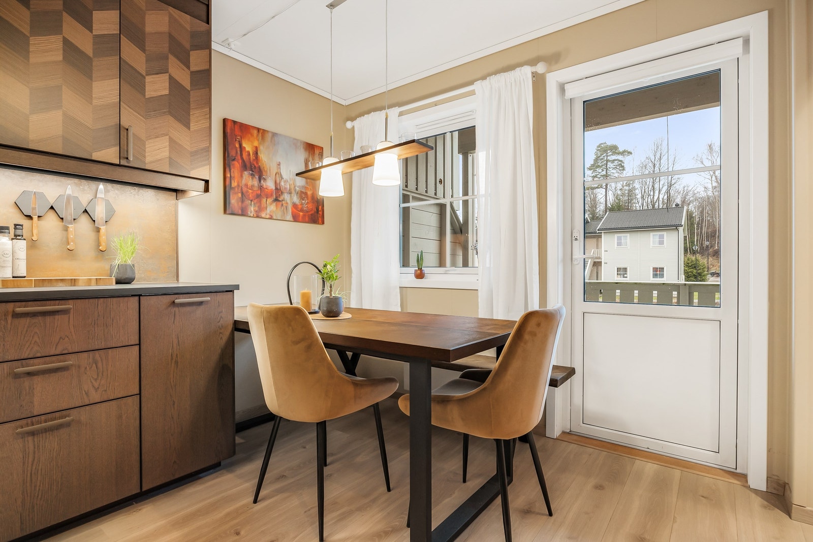 Fra stuen/kjøkken har du utgang til en koselig uteplass med landlig utsikt på ca 15kvm. Galleribilde