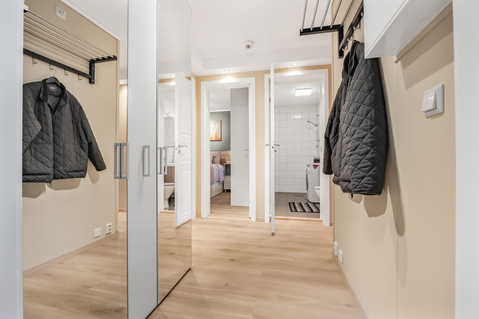Velkommen inn til en romslig og praktisk entré som gir et flott førsteinntrykk av leiligheten. Galleribilde