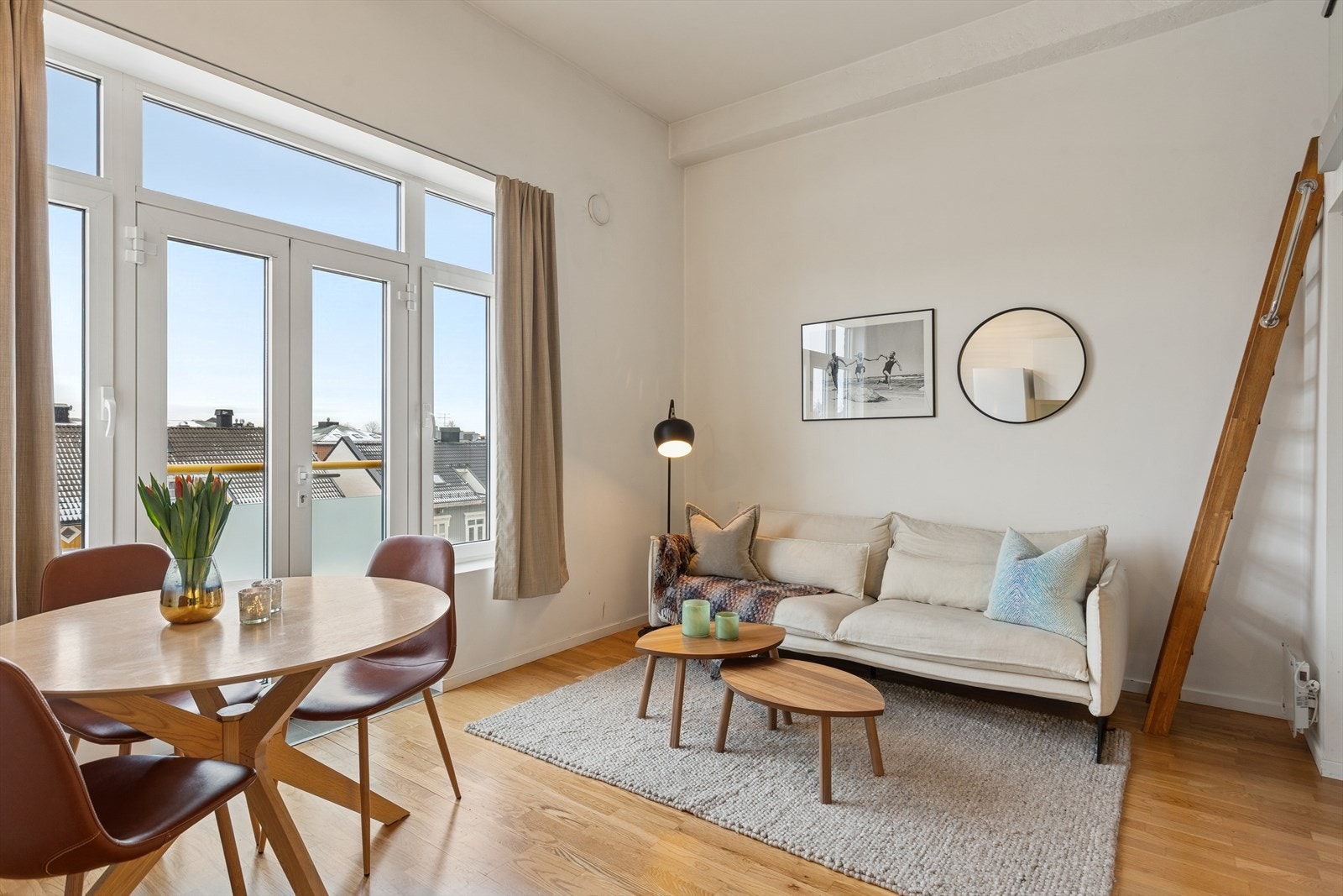 Lys og fin stue med store vindusflater som slipper inn rikelig med dagslys og skaper en åpen, luftig og behagelig atmosfære. Galleribilde