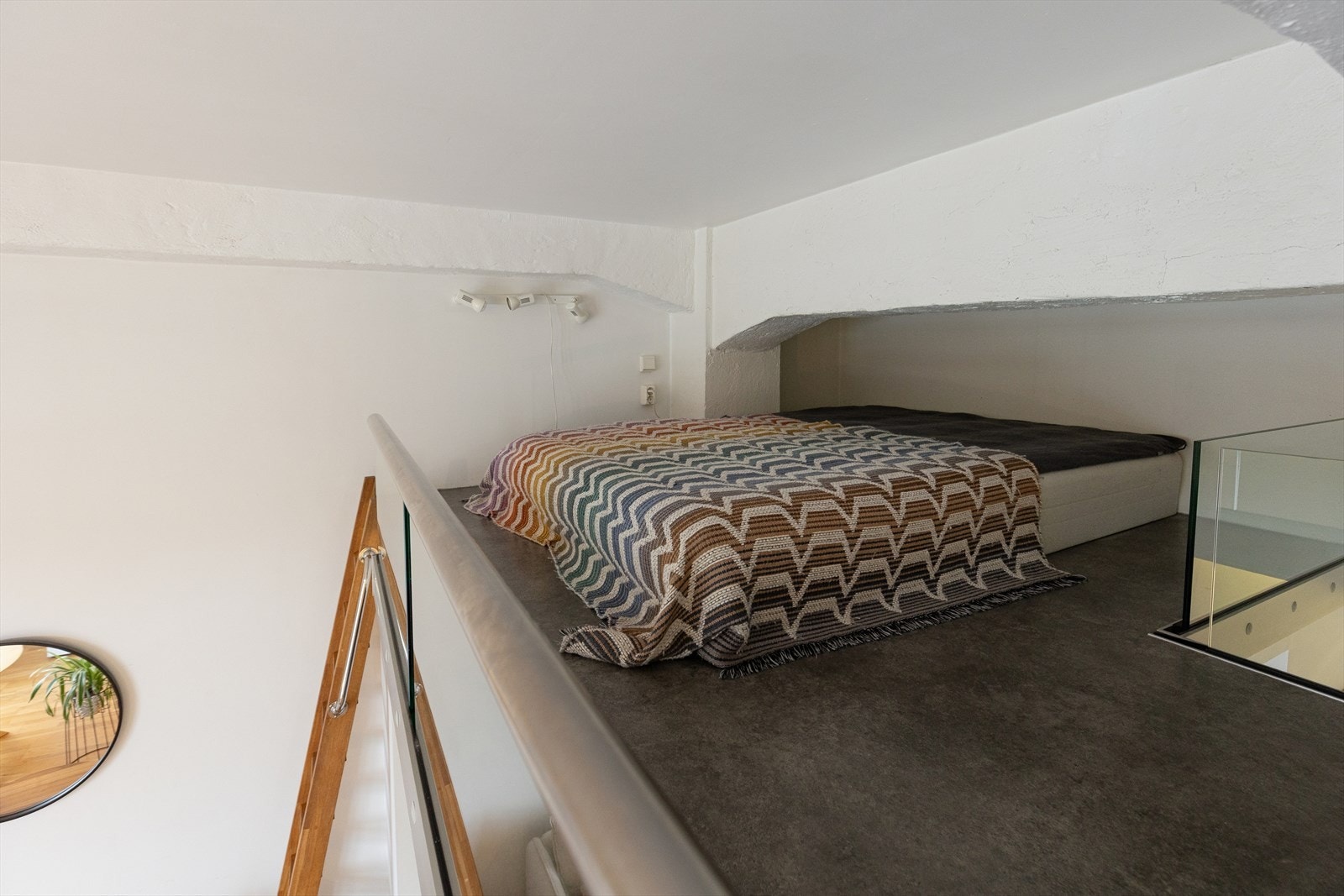 Praktisk soveplass på hemsen, en smart løsning som gir ekstra rom og et luftig sted for overnatting. Galleribilde