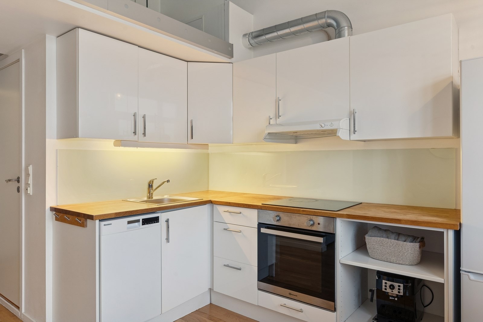 Kjøkkeninnredning med glatte fronter og en benkeplate i heltre. Godt med skap- og benkeplass. Galleribilde