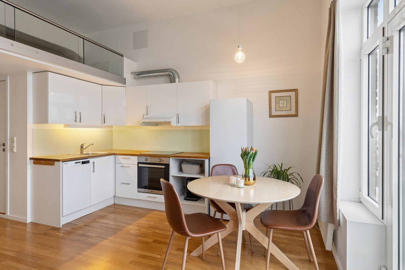 Kjøkkenet er utstyrt med ventilator over kokesonen, oppvaskmaskin, platetopp og stekeovn. Galleribilde