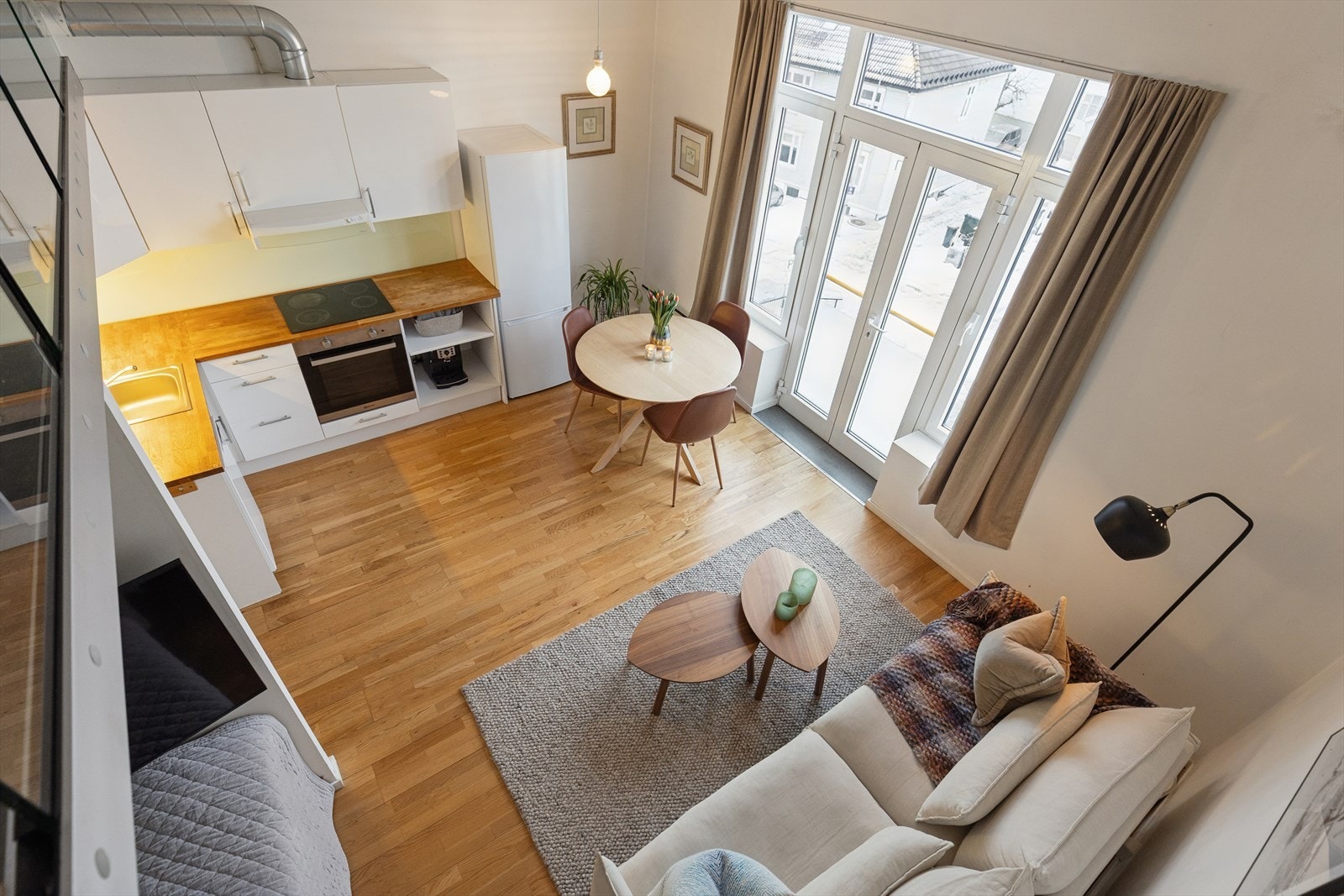 Fra hemsen har du full oversikt over den lyse stuen med åpen kjøkkenløsning - en perfekt kombinasjon av smart planløsning og god romfølelse. Galleribilde