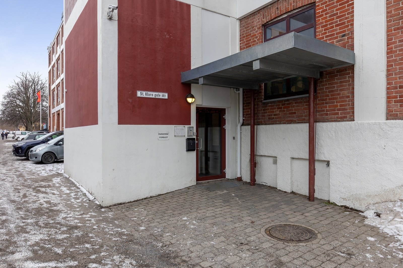 Inngangsparti som ønsker deg velkommen til det som kan bli ditt nye hjem! Galleribilde