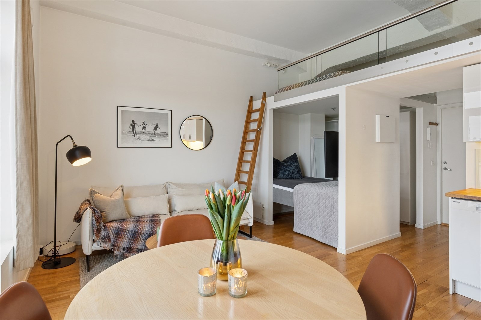 Praktisk stige opp til hems med soveplass, en smart og arealeffektiv løsning som gir ekstra rom og fleksibilitet. Galleribilde