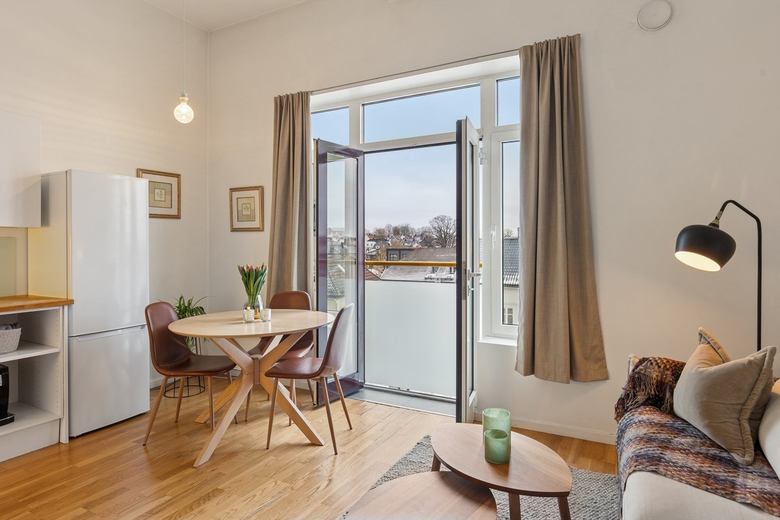 God takhøyde og store vindusflater gir god romfølelse. Galleribilde