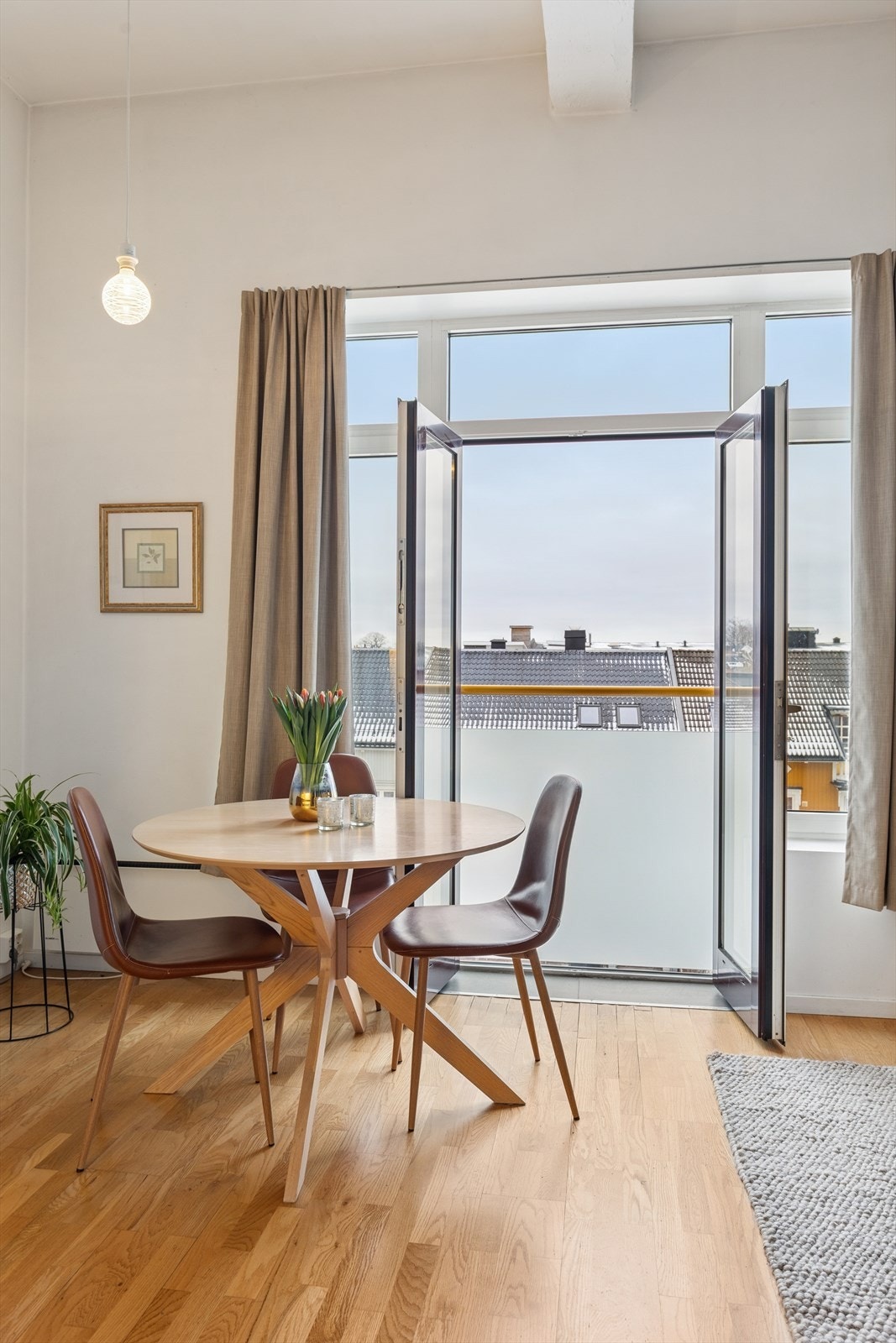 Koselig spiseplass som skaper en innbydende atmosfære for gode hverdagsmåltider. Utgang til fransk balkong med fin utsikt. Galleribilde