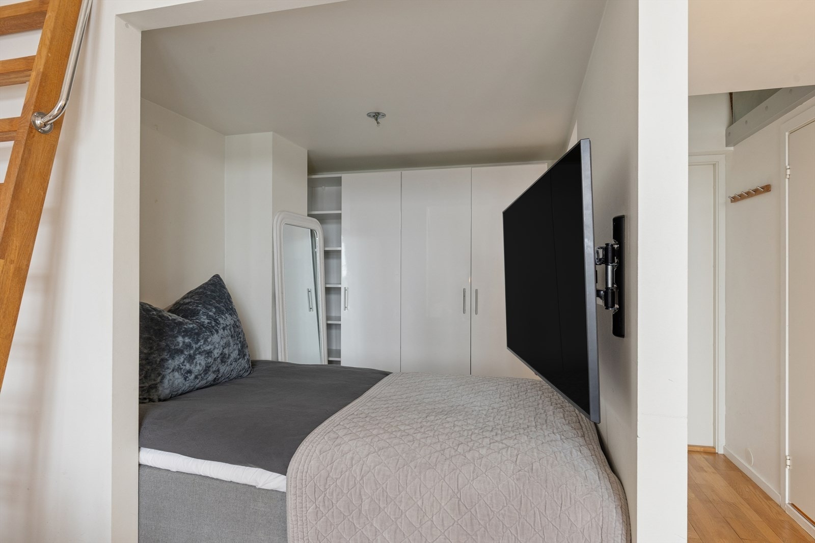 Smart lagringsplass som gir god utnyttelse av arealet og et ryddig, behagelig soveområde. Galleribilde