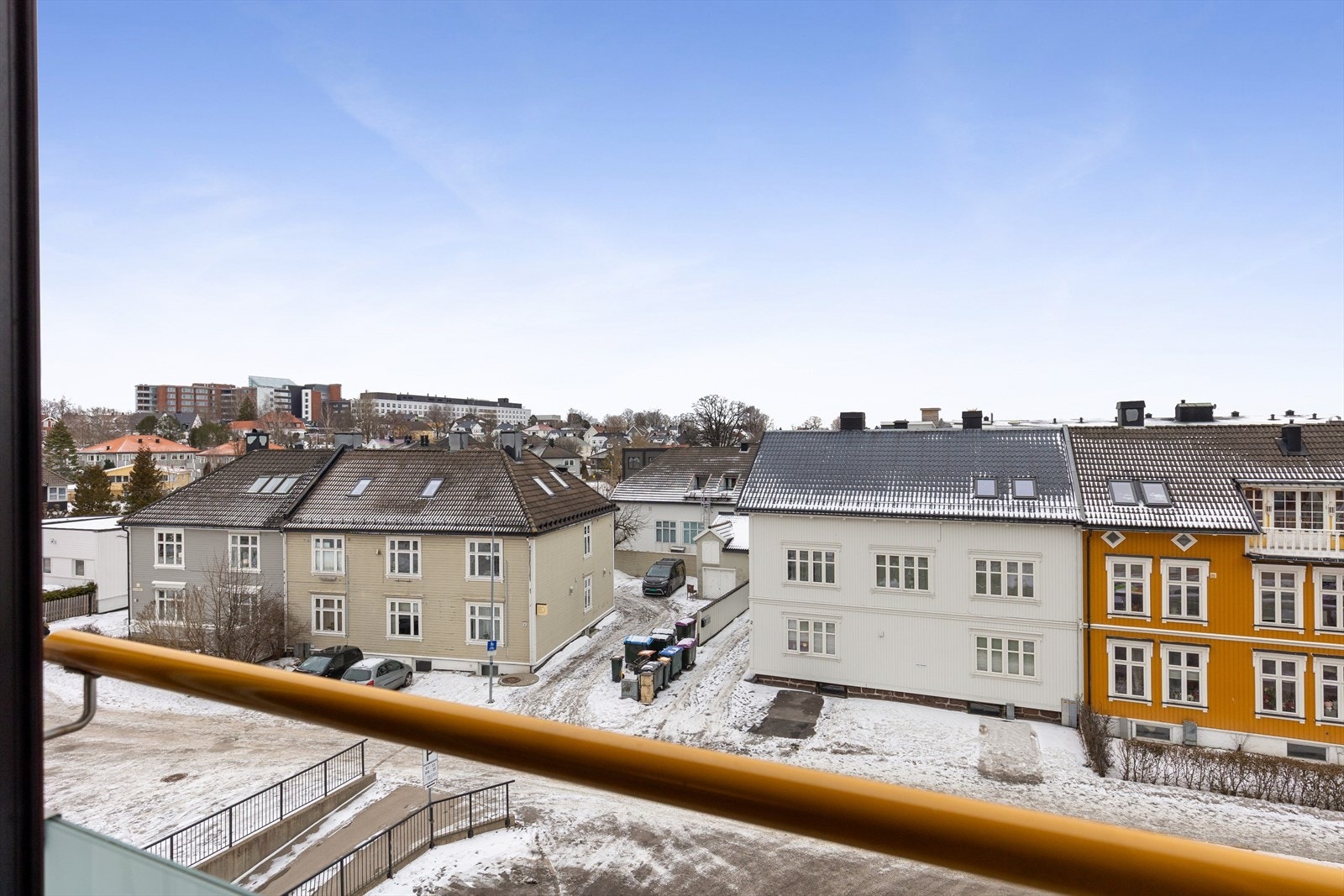 Fransk balkong med koselig utsikt. Et sjarmerende innslag som slipper inn godt med lys og gir en lun følelse av nærhet til omgivelsene. Galleribilde