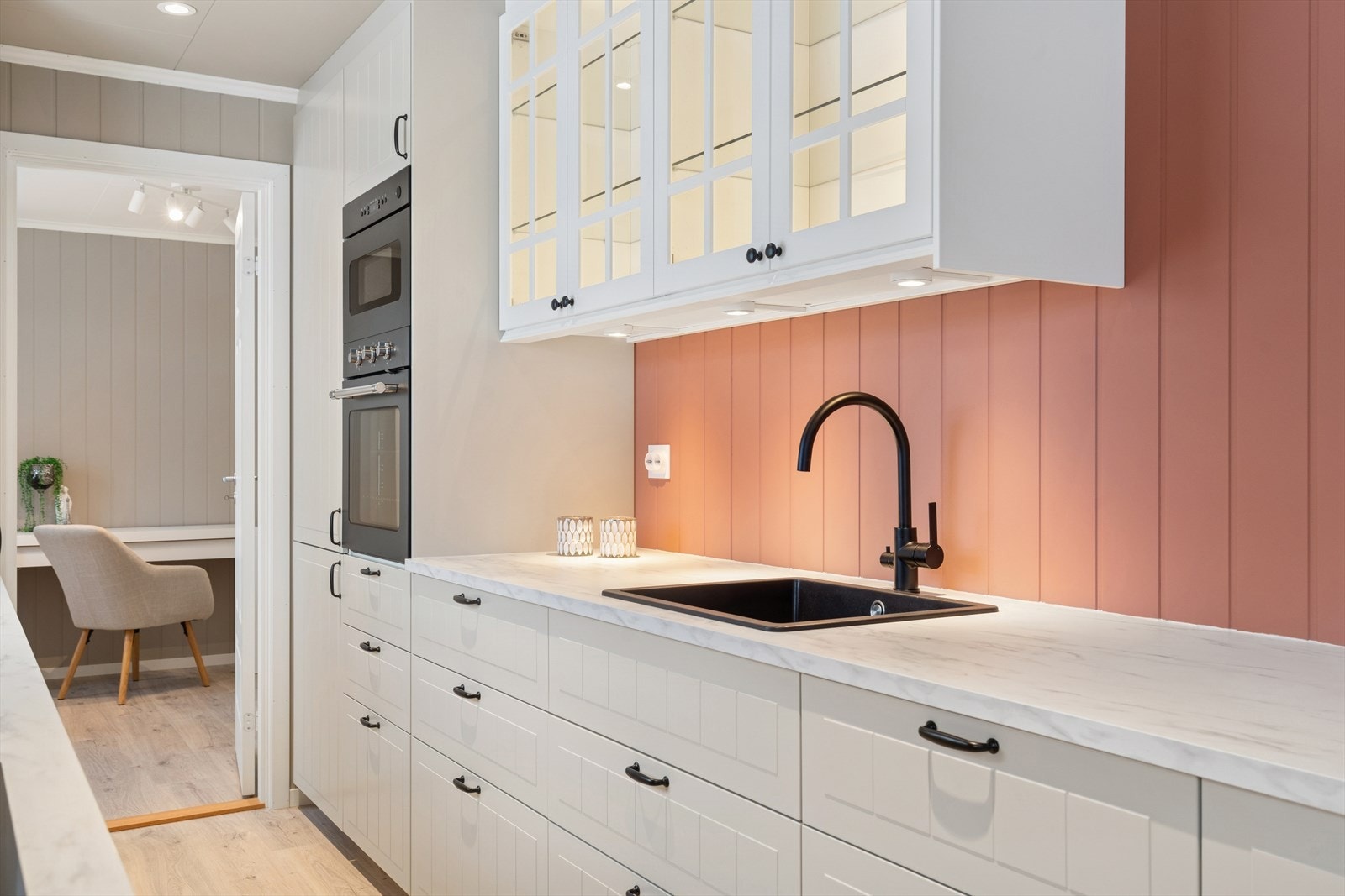 Her er det rikelig med skap- og skuffeplass samt meget god benkeplass. Galleribilde