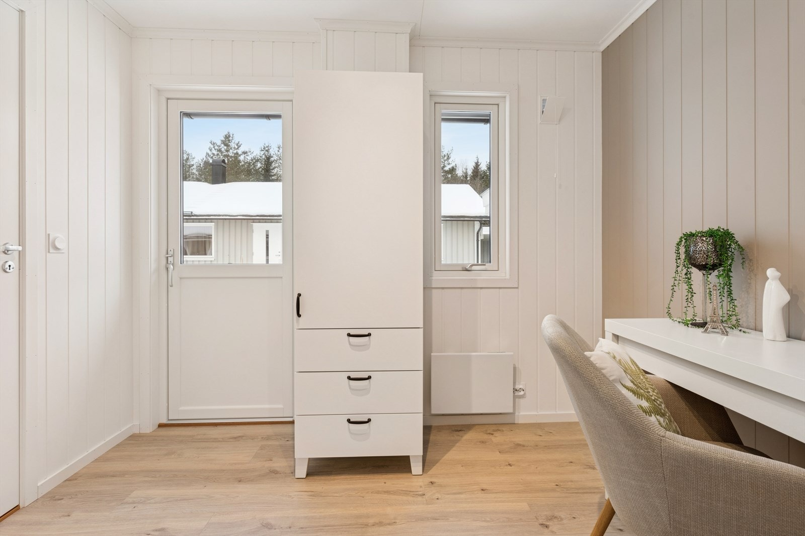 Det minste soverommet ligger innenfor kjøkkenet og kan også egne seg som kontor. Rommet har direkte utgang til hagen. Galleribilde