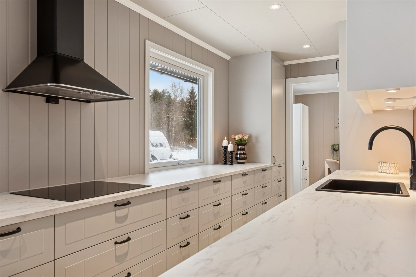 Du kan bli den første til å ta dette kjøkkenet i bruk og her ligger alt til rette for tilberedning av gode måltider. Galleribilde